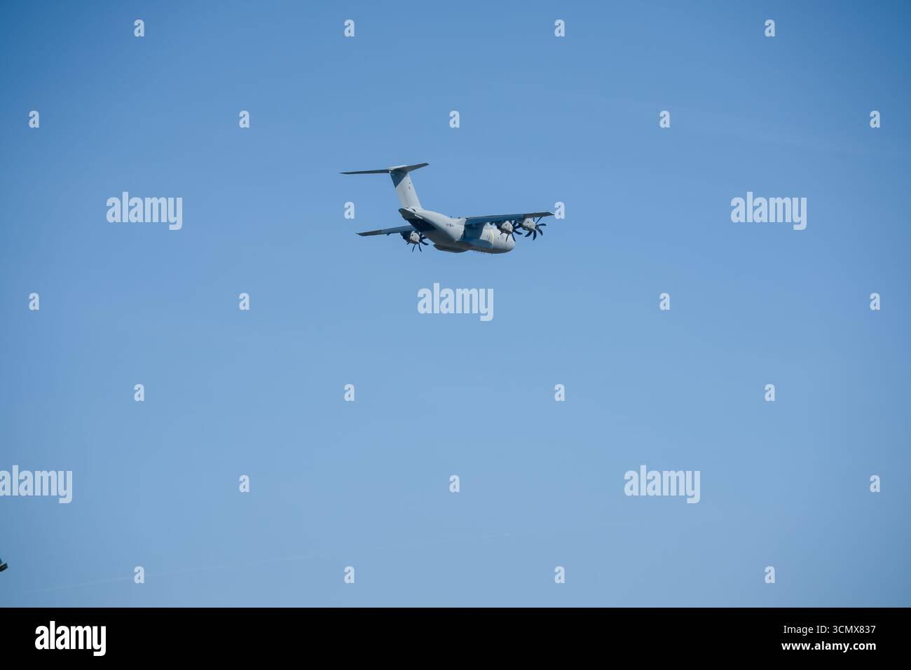 Avion de transport militaire RAF Airbus C.1 A400M Atlas en vol sur une piste de débarquement à basse altitude, Wiltshire UK Banque D'Images