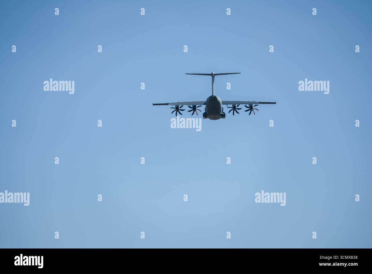 Avion de transport militaire RAF Airbus C.1 A400M Atlas en vol sur une piste de débarquement à basse altitude, Wiltshire UK Banque D'Images