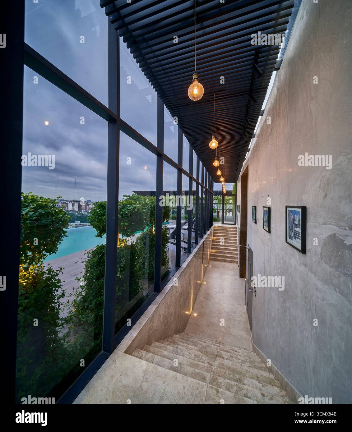 Couloir moderne avec de grandes fenêtres, offrant une connexion transparente à la vie extérieure et de belles vues. Banque D'Images