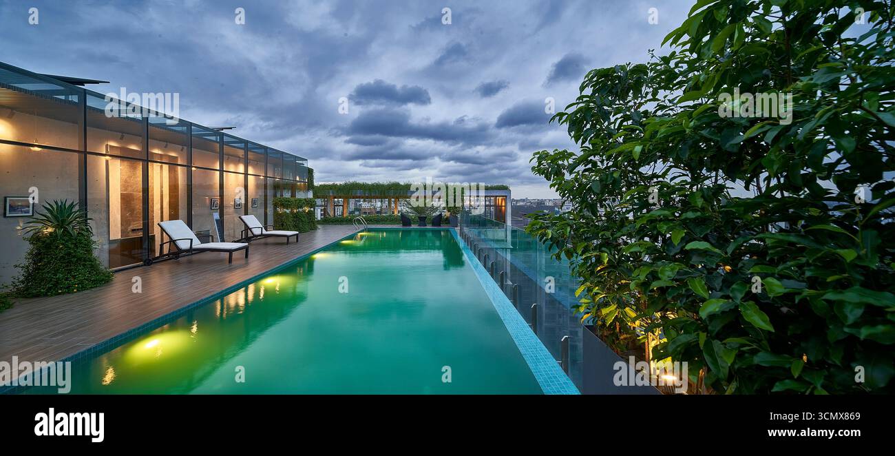 Superbe piscine sur le toit avec vue sur la ville, offrant un espace luxueux pour se détendre et vivre en plein air élégant. Banque D'Images