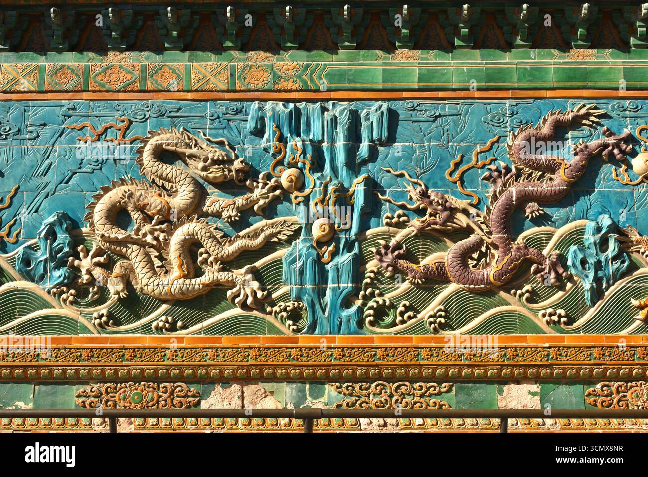 Dragons vifs du mur des neuf-Dragon au parc Beihai (ancien jardin impérial) Pékin Banque D'Images