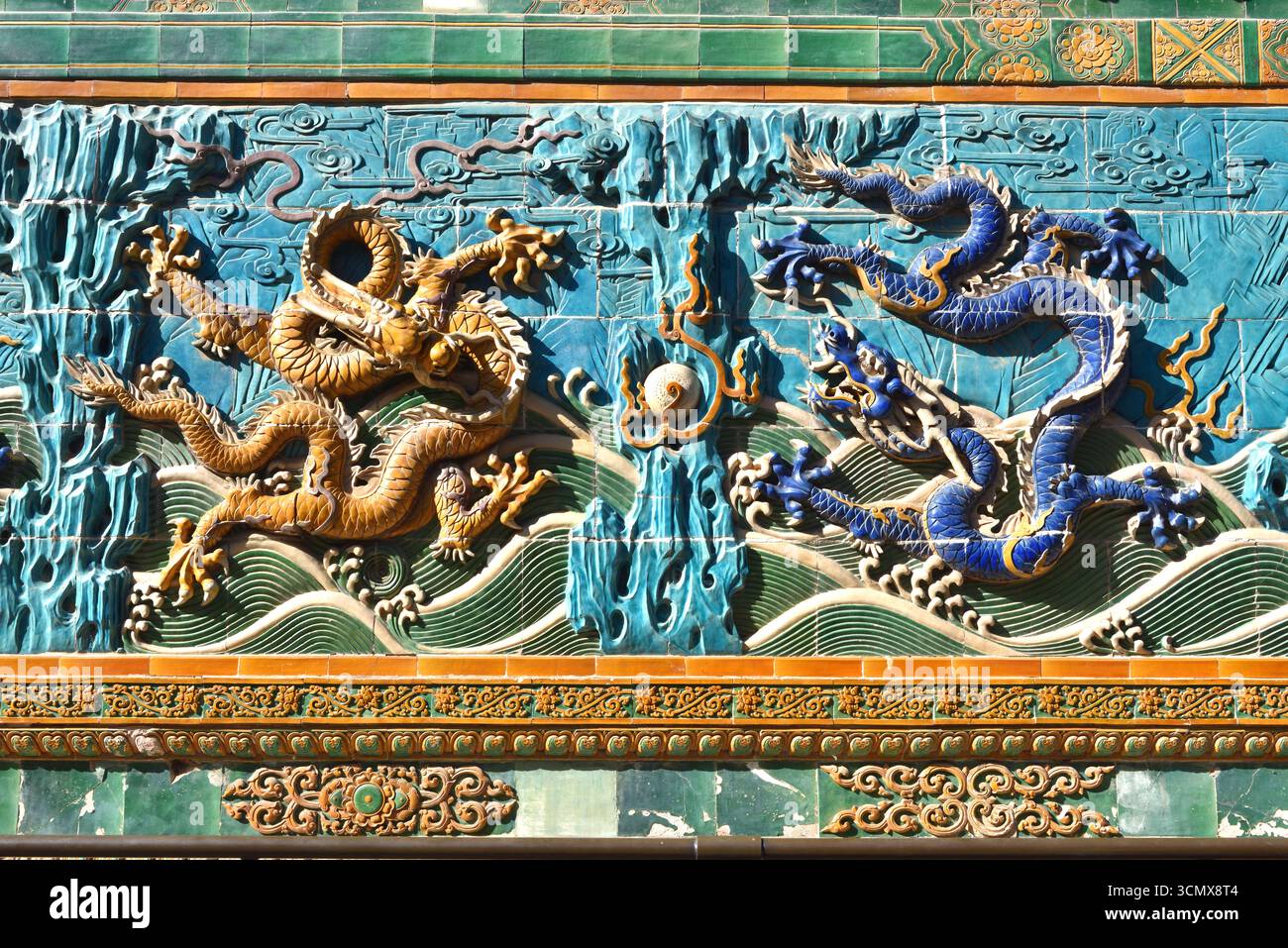 Dragons vifs du mur des neuf-Dragon au parc Beihai (ancien jardin impérial) Pékin Banque D'Images