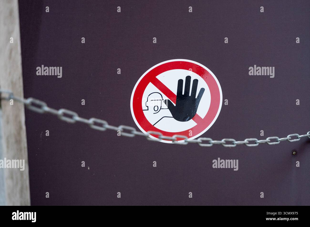Un signe d'avertissement comportant un geste de la main ainsi qu'une liste d'actions interdites à des fins de sensibilisation du public Banque D'Images