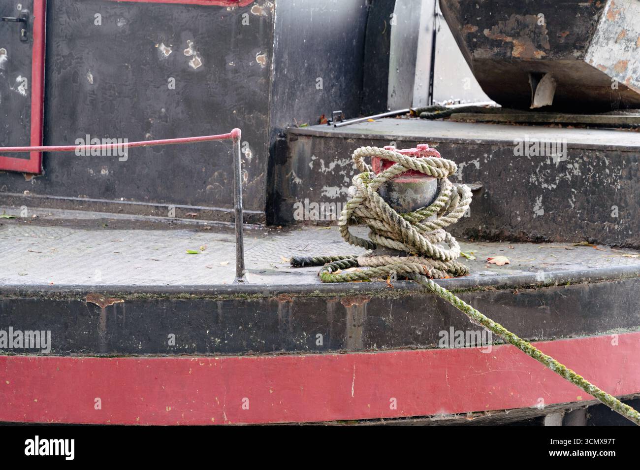 Gros plan d'une corde enroulée sur un pont de bateaux, mettant en évidence ses caractéristiques nautiques et son esthétique marine Banque D'Images