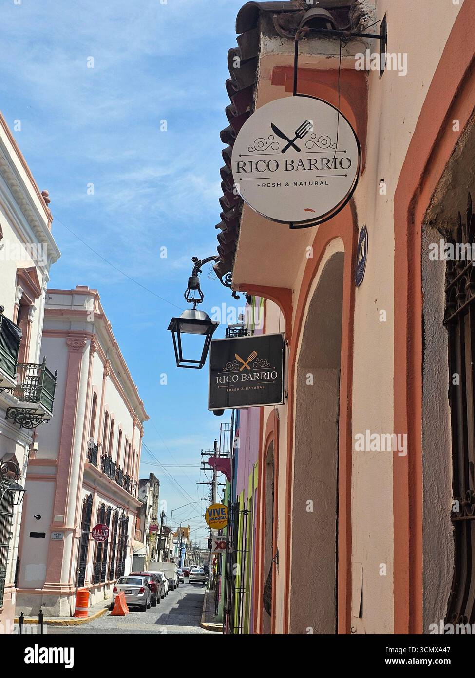 Monterrey, Nuevo Leon, Mexique - 30 juillet 2025 : bâtiments de style colonial, cafés, restaurants et maisons dans la vieille ville du centre-ville de Monterrey Banque D'Images