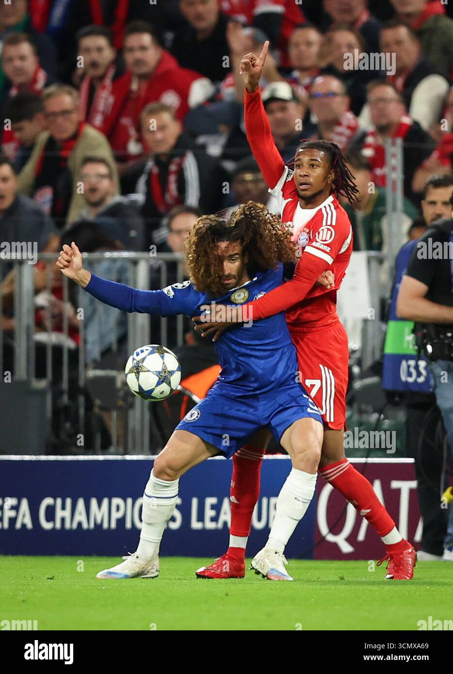 MUNICH, ALLEMAGNE - 17 SEPTEMBRE : Marc Cucurella du FC Chelsea affronte Michael Olise du Bayern Muenchen lors du match de la phase MD1 de l'UEFA Champions League 2025/26 entre le FC Bayern München et le Chelsea FC au Football Arena Munich le 17 septembre 2025 à Munich, Allemagne. © diebilderwelt / Alamy Stock Banque D'Images