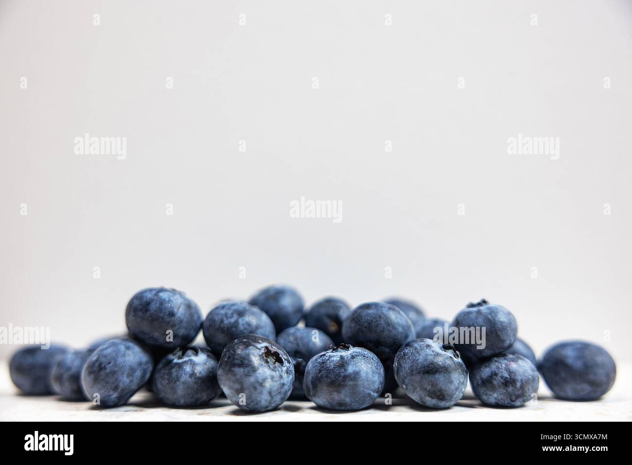 Les bleuets sont un petit déjeuner ou un dessert nutritif sain. Un gros plan qui montre les détails juteux. Parfait pour un papier peint ou une carte de célébration. Banque D'Images
