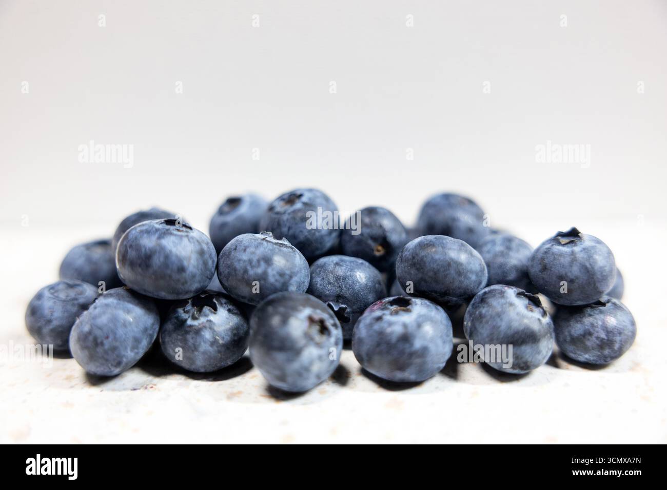 Les bleuets sont un petit déjeuner ou un dessert nutritif sain. Un gros plan qui montre les détails juteux. Parfait pour un papier peint ou une carte de célébration. Banque D'Images