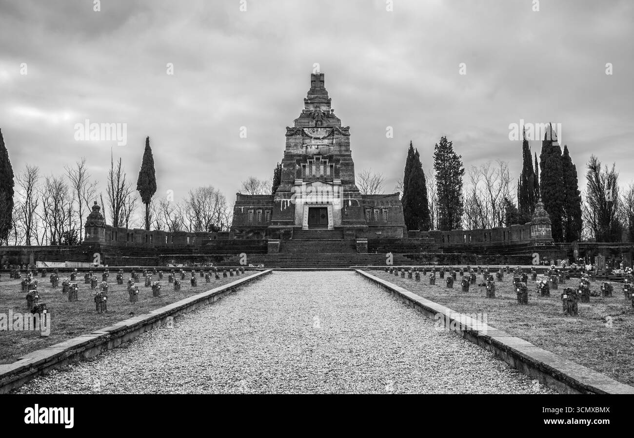 Crespi d’Adda est un village du patrimoine mondial de l’UNESCO en Italie, construit à la fin du 19ème siècle comme une ville ouvrière modèle avec une usine, des maisons soignées, et co Banque D'Images