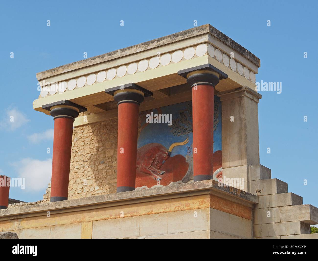 Détail architectural du palais minoen de Knossos avec colonnes rouges et fresque de taureau. Crète, Grèce Banque D'Images