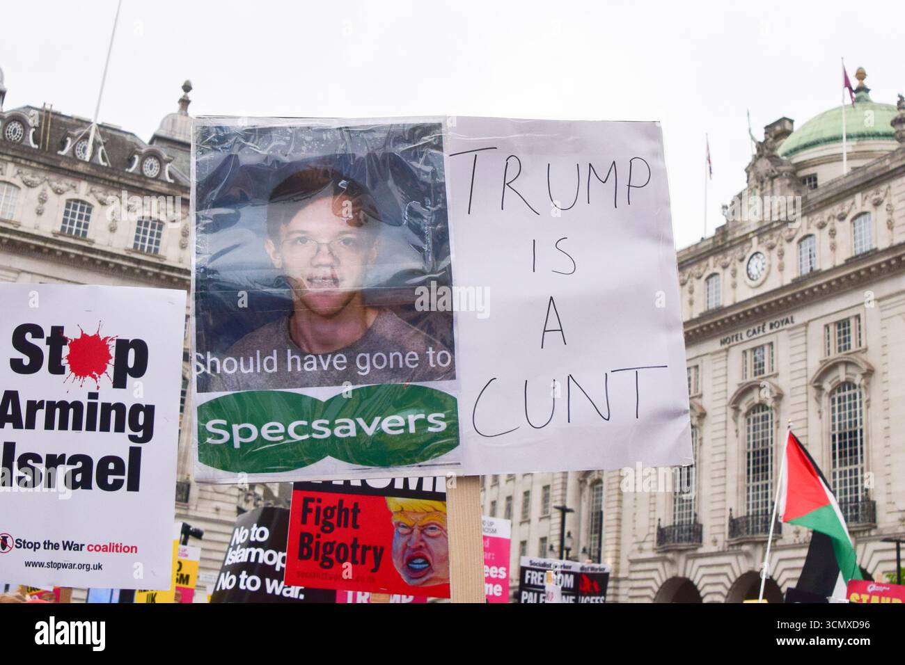 Londres, Angleterre, Royaume-Uni. 17 septembre 2025. Un manifestant tient une pancarte avec une photo de Thomas Matthew Crooks et la phrase "aurait dû aller à Specsavers". Des milliers de personnes ont défilé contre Donald Trump dans le centre de Londres alors que le président américain arrivait à Windsor pour sa deuxième visite d’État au Royaume-Uni. (Crédit image : © Vuk Valcic/ZUMA Press Wire) USAGE ÉDITORIAL SEULEMENT ! Non destiné à UN USAGE commercial ! Banque D'Images