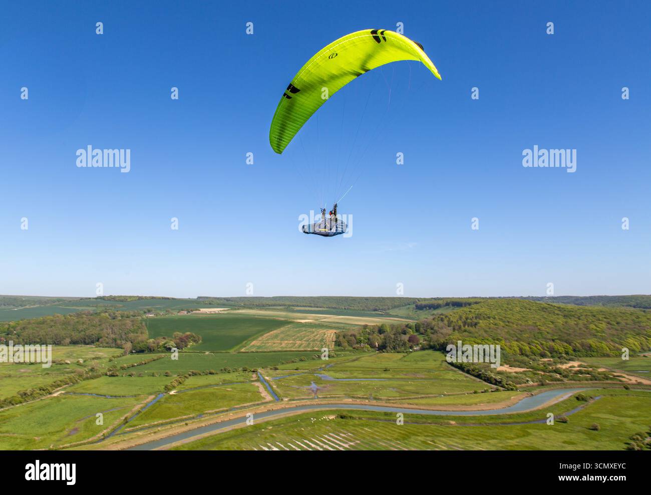 Parapentes survolant la pittoresque vallée de Cuckmere et South Downs à High and Over, près d'Alfriston, East Sussex, Royaume-Uni Banque D'Images