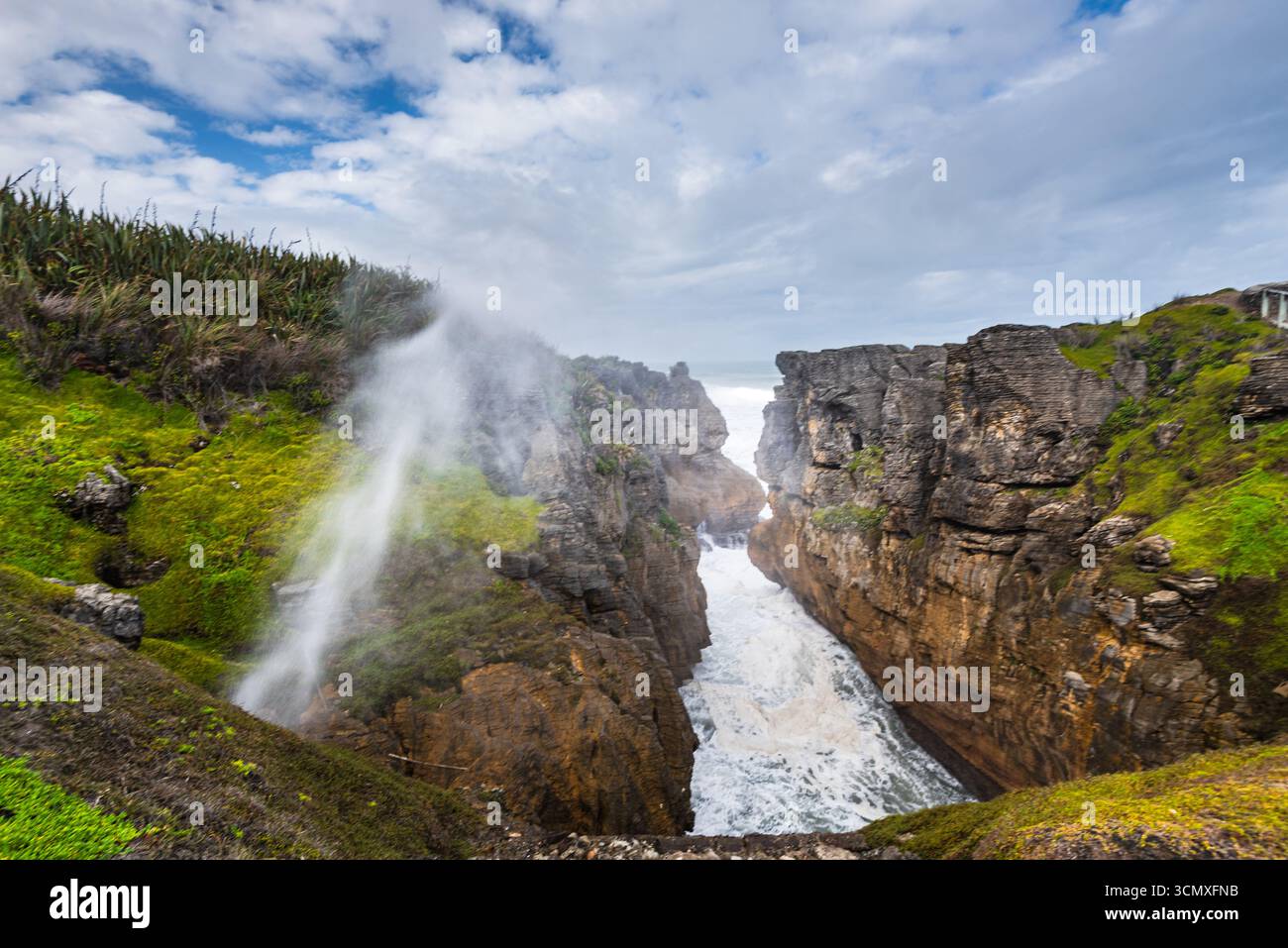High Tide Blowhole Spray s'élevant au-dessus des falaises côtières à Pancake Rocks, Punakaiki, Nouvelle-Zélande Banque D'Images
