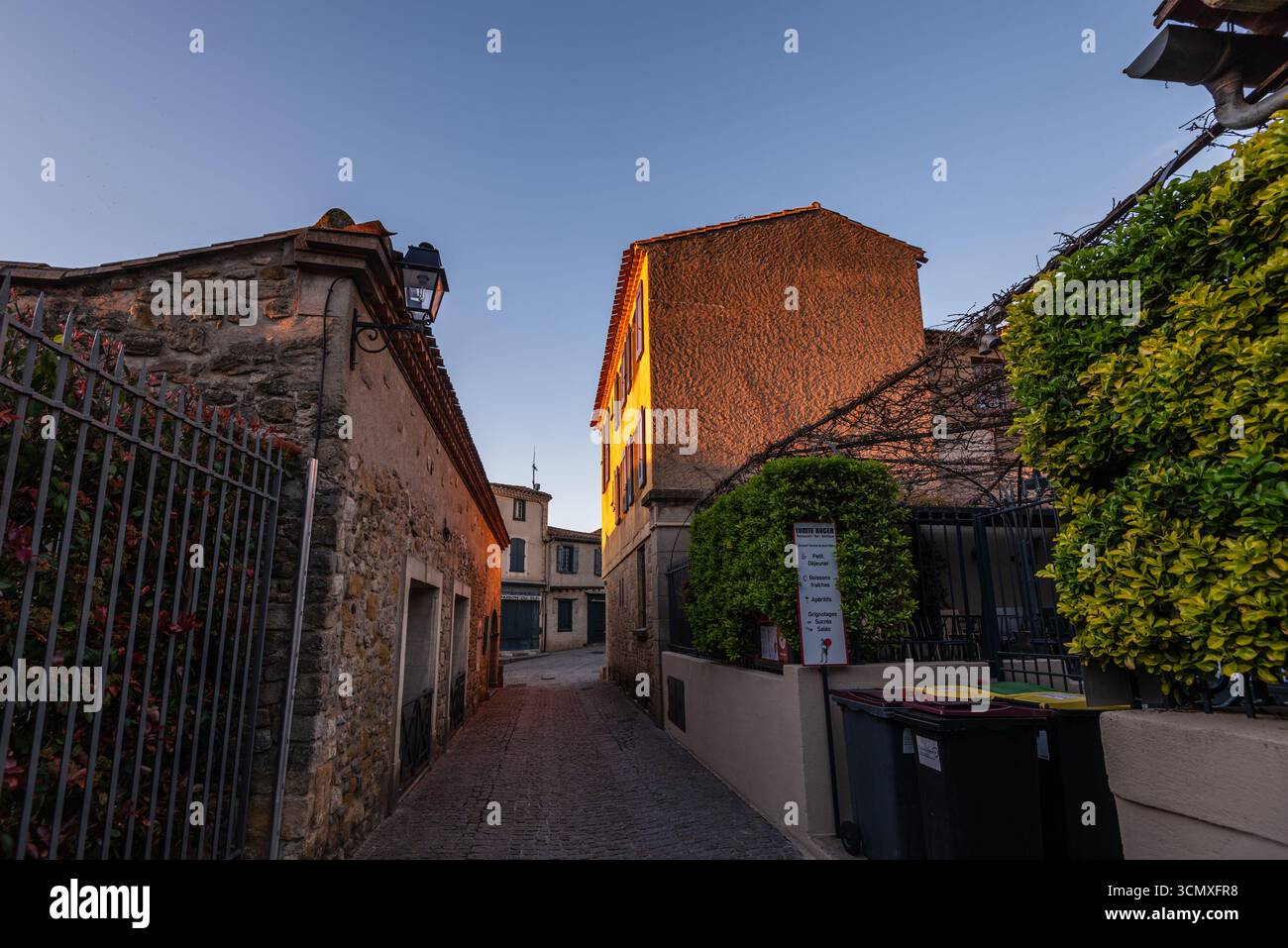 Lumière en début de soirée le long d'une ruelle étroite entre maisons en pierre à la Bastide Saint-Louis, Carcassonne Banque D'Images