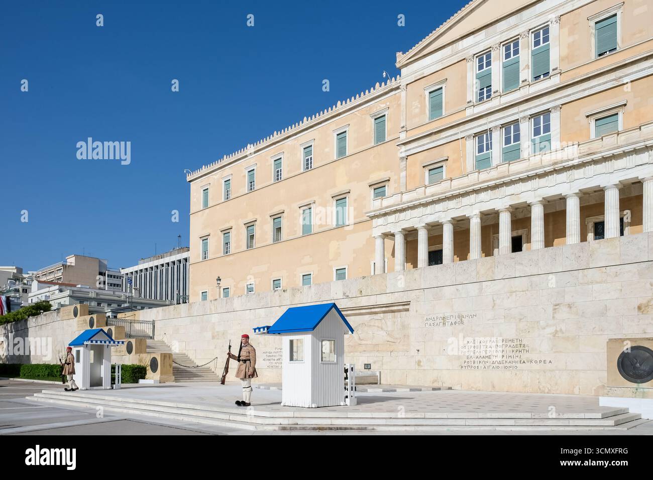 Vue de la Garde présidentielle grecque (Evzones) en uniforme traditionnel à l'extérieur du manoir présidentiel, Athènes, Grèce Banque D'Images