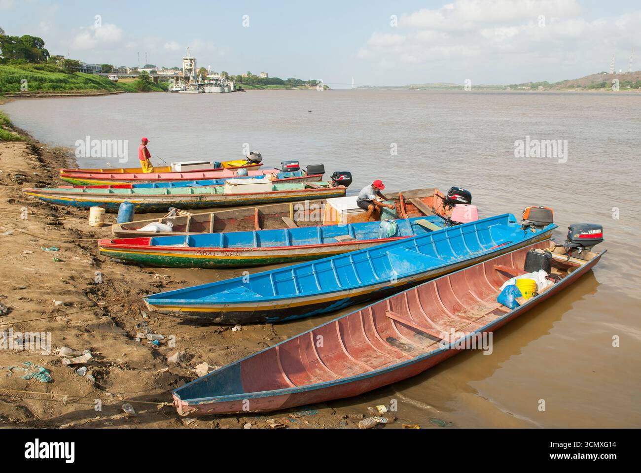 Petit port de pêche sur la rivière Orinoco, Ciudad Bolivar, État de Bolivar, République bolivarienne du Venezuela, Amérique du Sud Banque D'Images