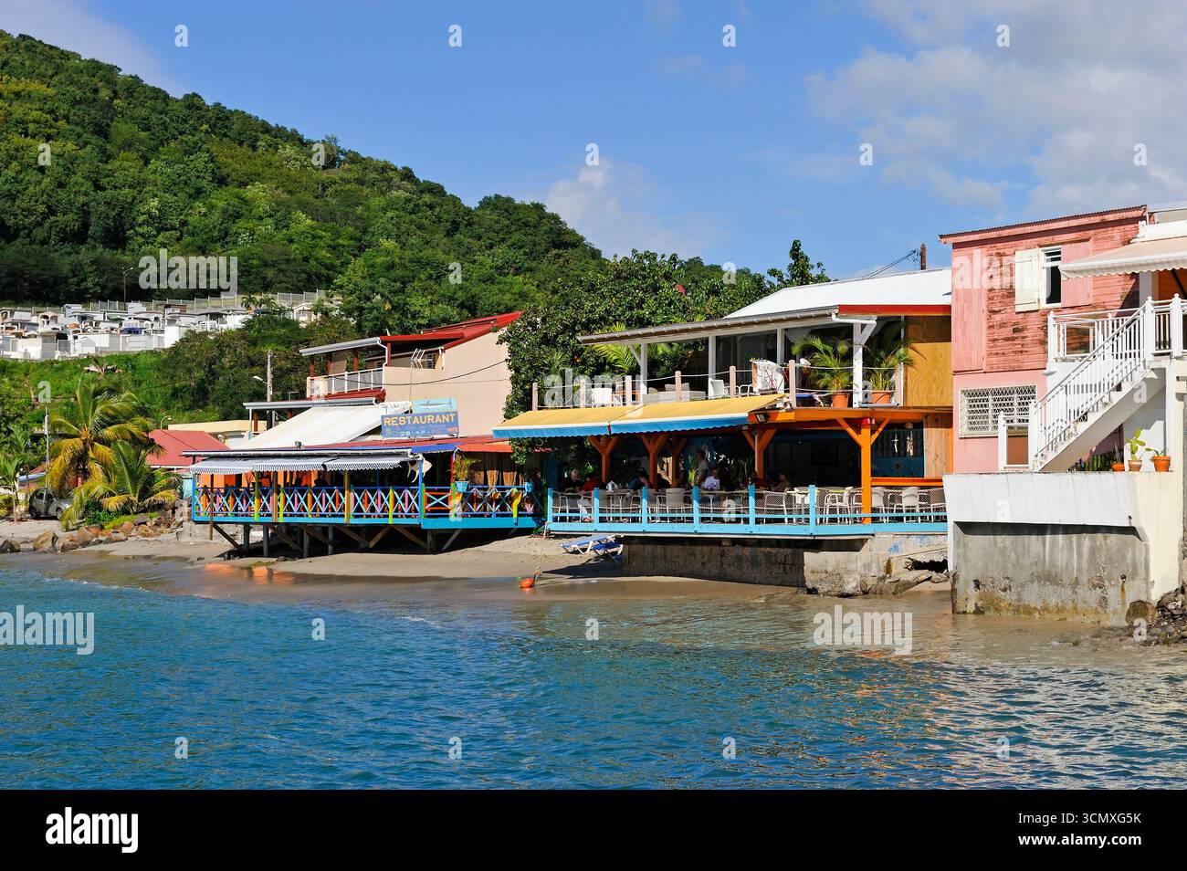 Café restaurant terrasse sur pilotis, village de Deshaies, basse-terre, Guadeloupe Banque D'Images