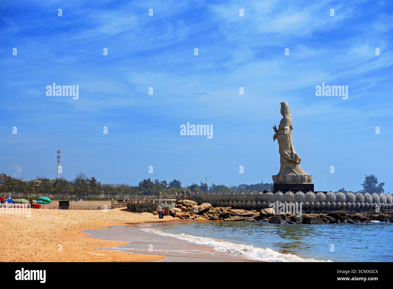 Statue majestueuse de Guanyin (Déesse de la Miséricorde) au bord de la mer, Côte d'Or, ville de Shishi, Fujian, Chine Banque D'Images