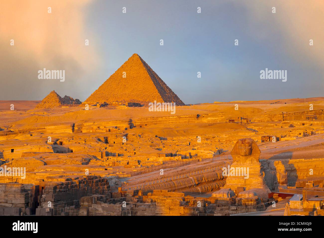 Nuages à l'aube au-dessus des pyramides du Sphinx et de Gizeh, le Caire, Egypte Banque D'Images