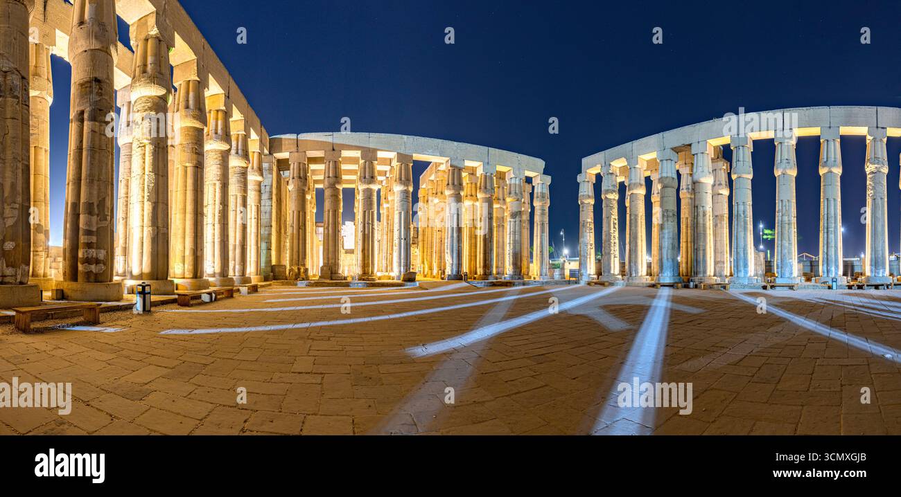 Temple de Louxor au crépuscule, Louxor, vallée du Nil, haute-Égypte Banque D'Images