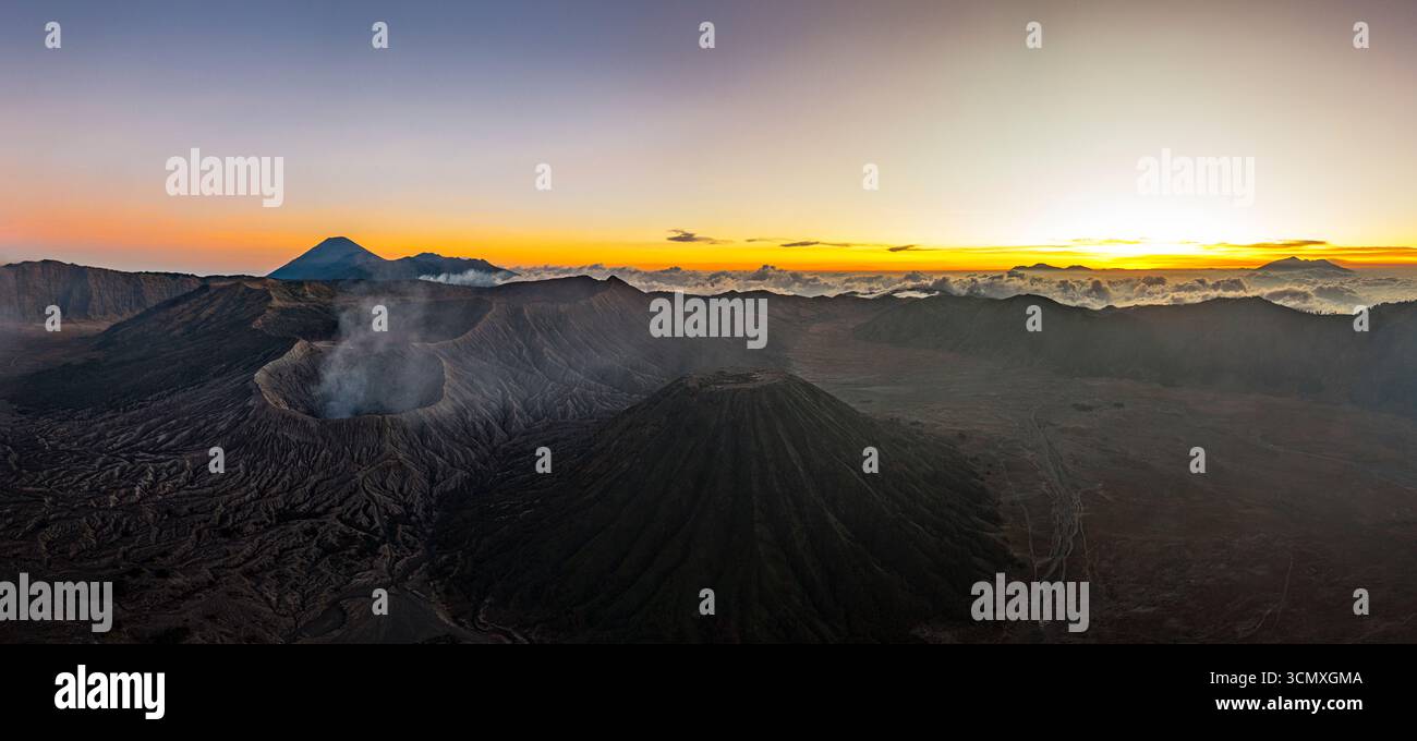 Mont bromo et volcan Batok, parc national bromo Tengger Semeru, Java oriental, Indonésie Banque D'Images