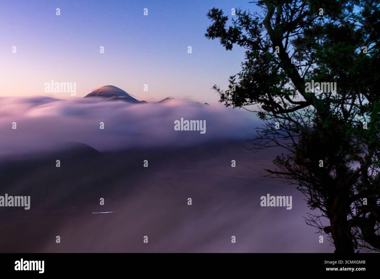 Mont bromo dans le brouillard la nuit, bromo Tengger Semeru National Park, Java oriental, Indonésie Banque D'Images