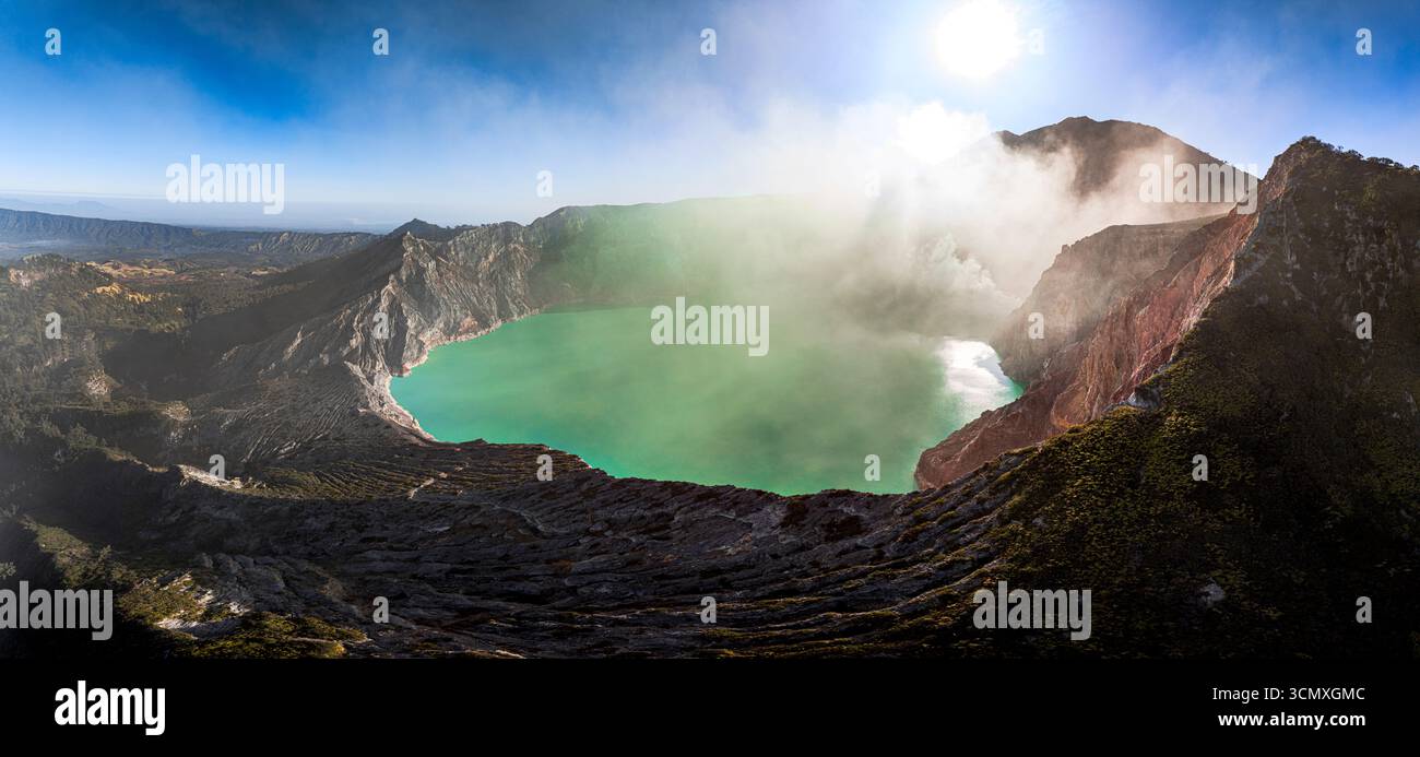 Vue aérienne de fumée au-dessus du lac turquoise sur le cratère du volcan Kawah Ijen, Banyuwangi, Java oriental, Indonésie Banque D'Images