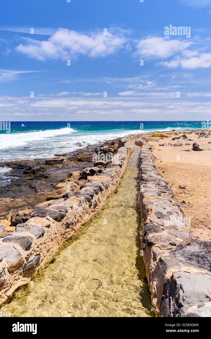Eau de mer enterint les réservoirs de salines, Las Salinas del Carmen, Fuerteventura, îles Canaries, Espagne Banque D'Images