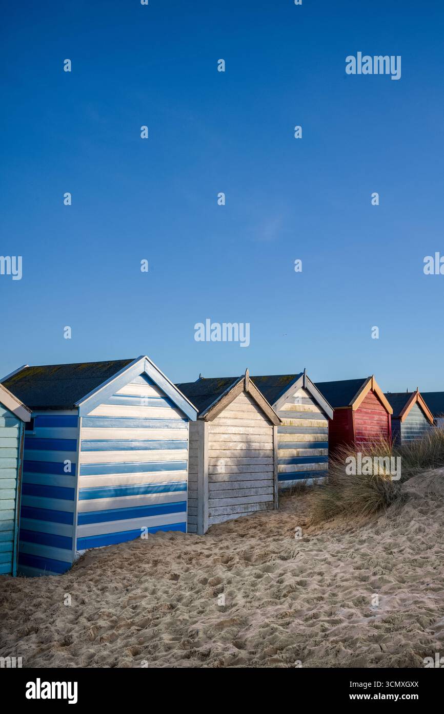 Une rangée de cabanes colorées sur la plage de Southwold dans le comté de Suffolk, Royaume-Uni Banque D'Images