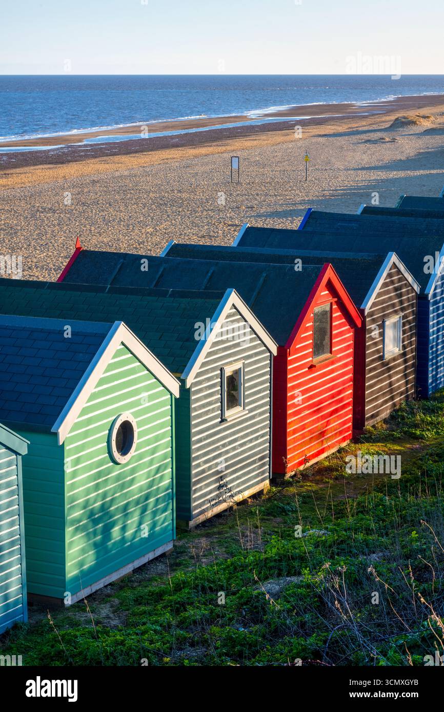 Une rangée de cabanes colorées sur la plage de Southwold dans le comté de Suffolk, Royaume-Uni Banque D'Images