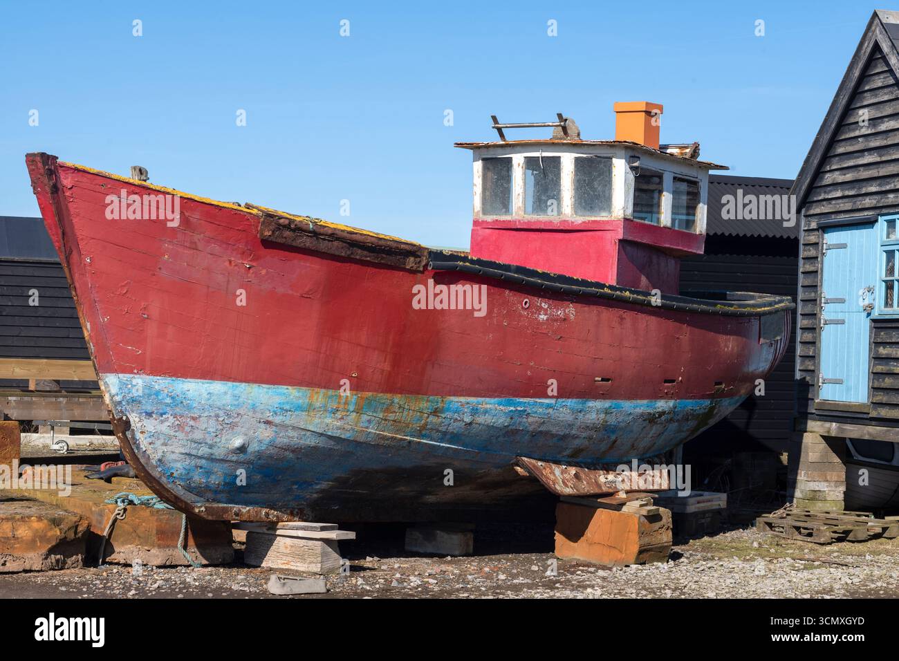 Vieux bateau de pêche dans un chantier naval près de la rivière Blyth dans le comté de Suffolk, Royaume-Uni Banque D'Images