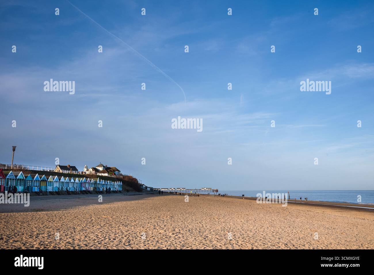 Une rangée de cabanes de plage colorées sur la plage de Southwold dans le comté de Suffolk, Royaume-Uni Banque D'Images