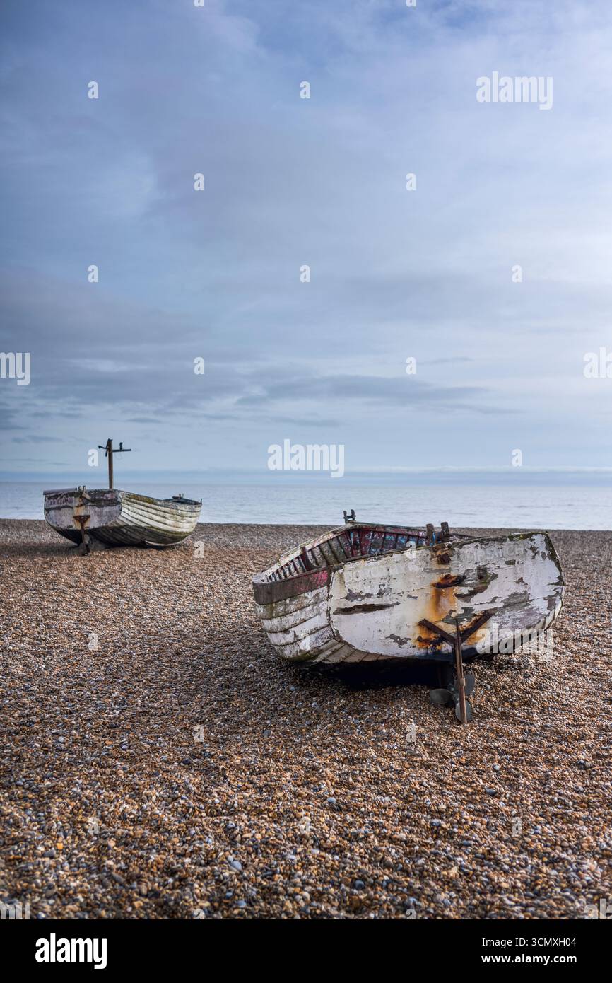 Vieux bateaux de pêche traditionnels sur la plage de galets à Aldeburgh, dans le comté de Suffolk, Royaume-Uni Banque D'Images