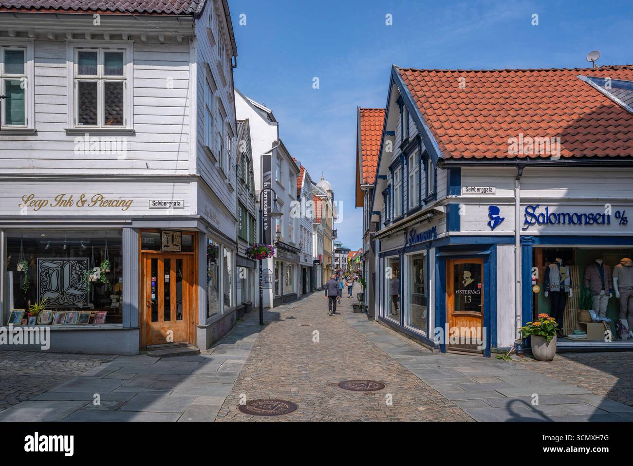 Vue des boutiques colorées et des cafés à Fargegaten pendant la journée, Stavanger, Norvège Banque D'Images