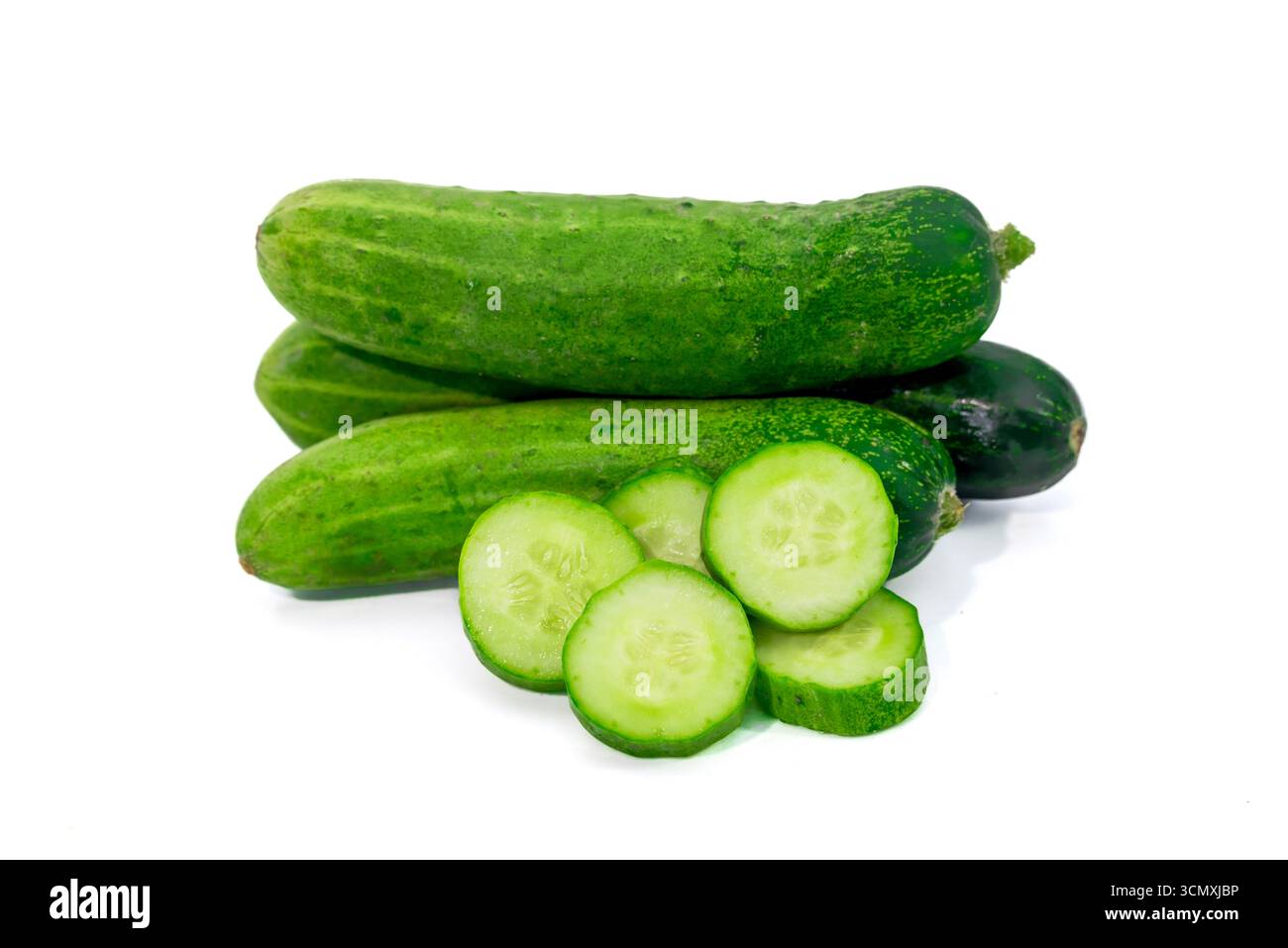 Concombre vert frais avec des tranches isolé sur fond blanc Banque D'Images