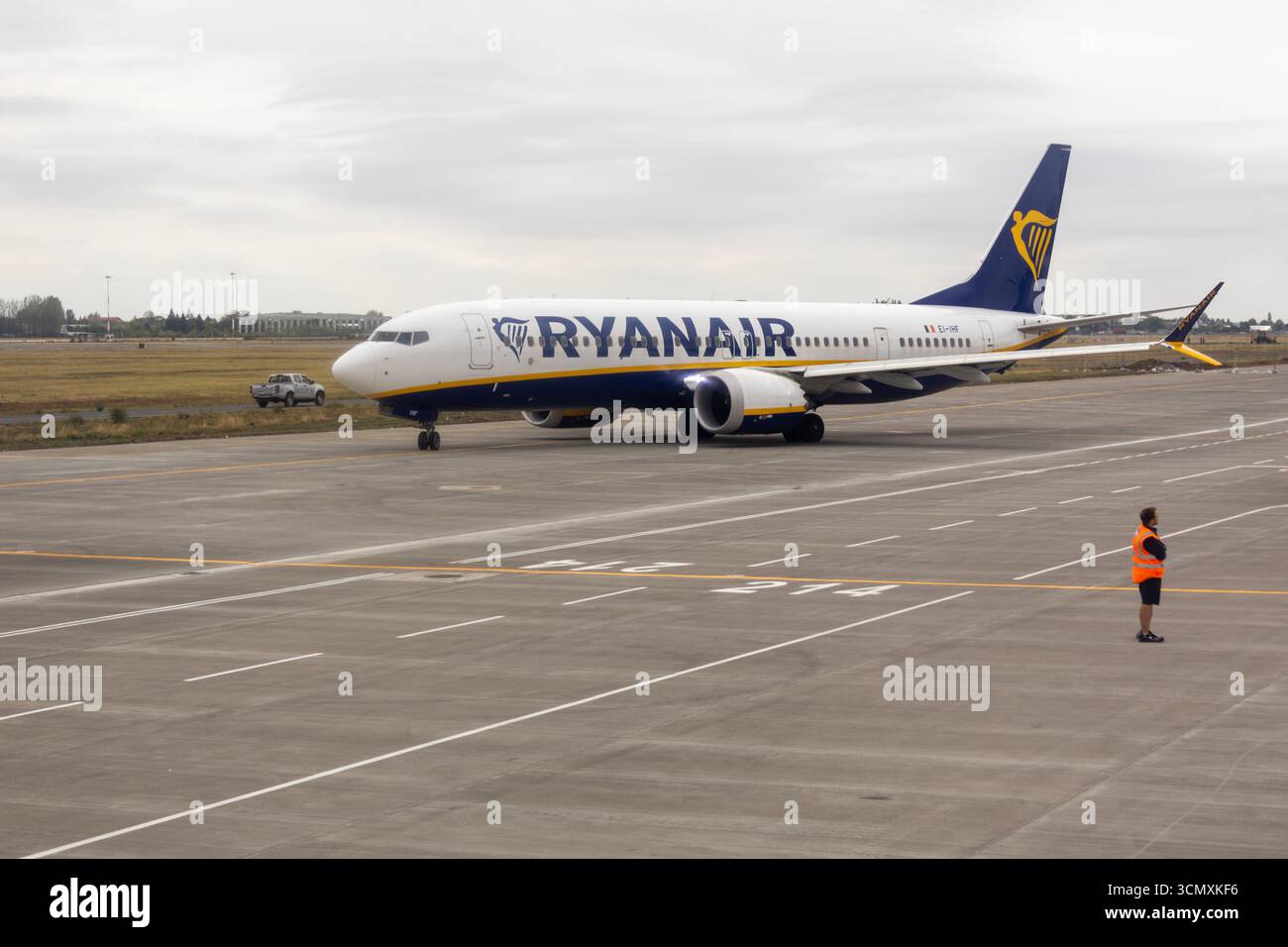 Photographies d'avions commerciaux sur une piste d'aéroport, préparant l'embarquement et le départ Banque D'Images