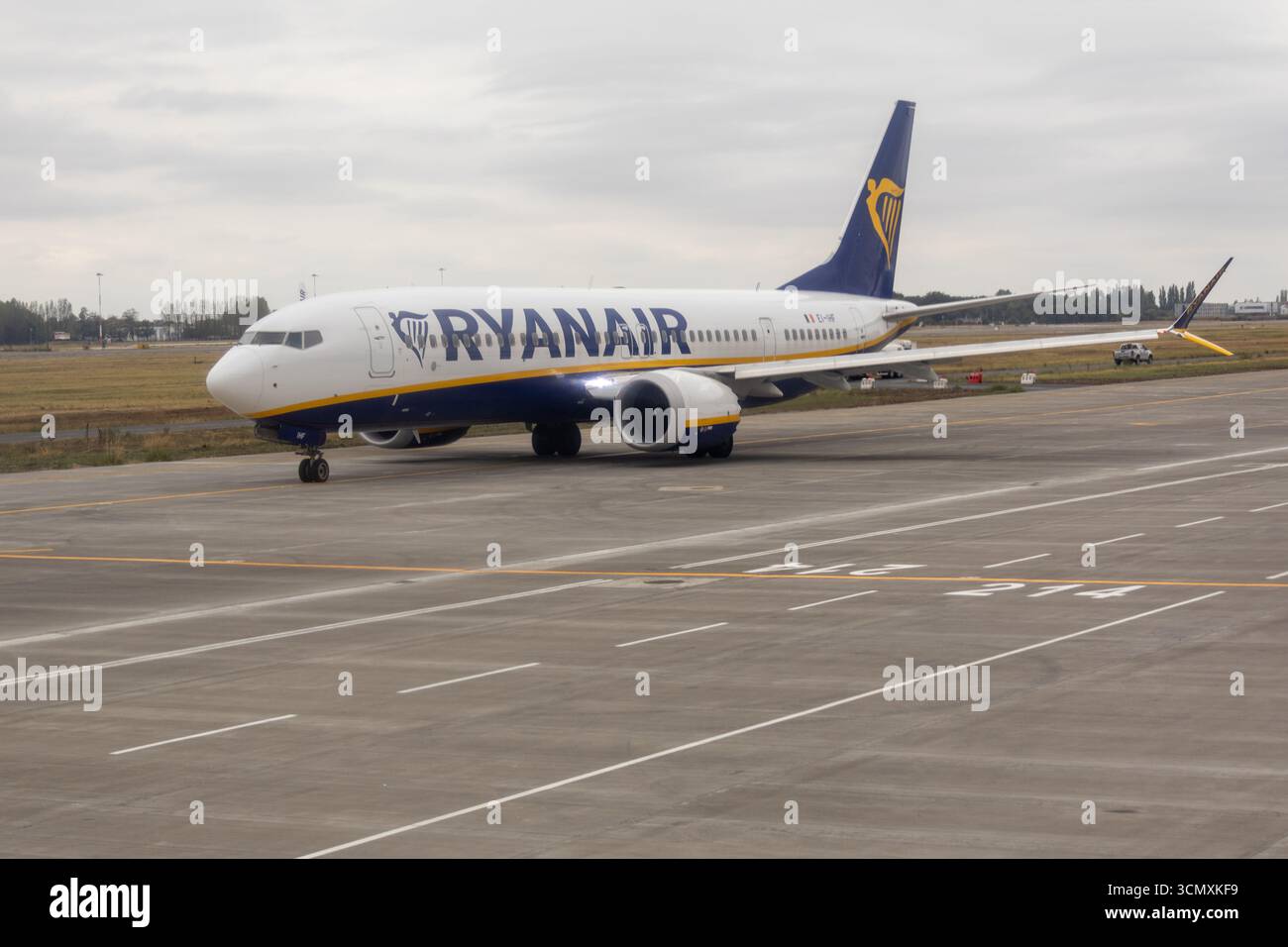 Photographies d'avions commerciaux sur une piste d'aéroport, préparant l'embarquement et le départ Banque D'Images