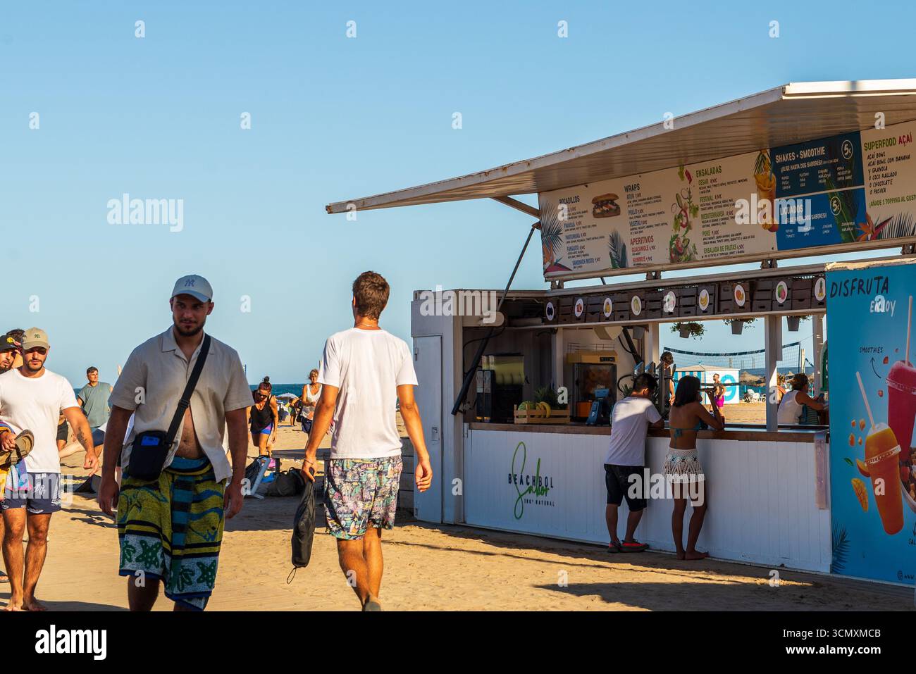 Les gens commandent des boissons dans un bar de plage à Valence, en Espagne. Banque D'Images