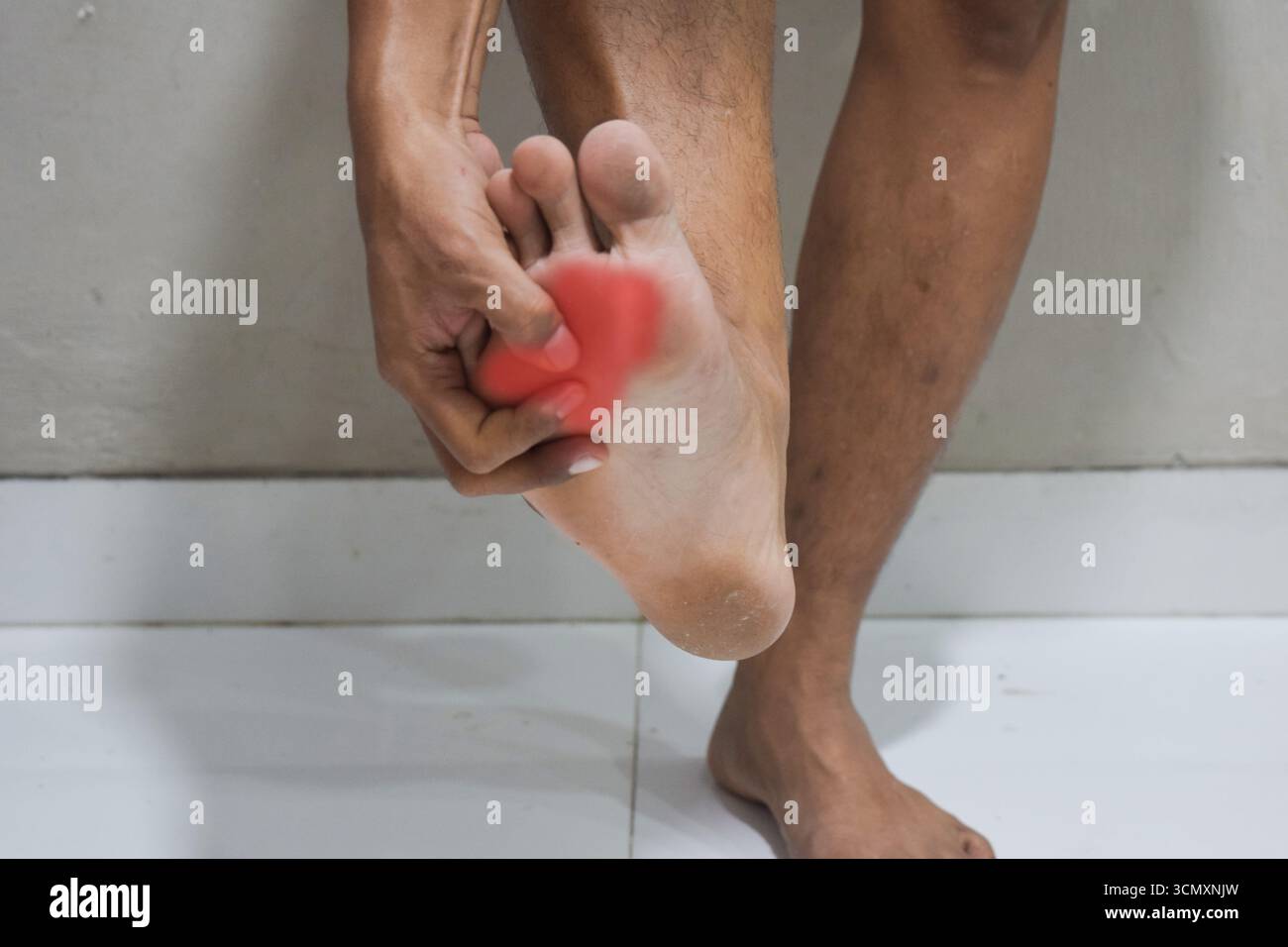 douleur dans le pied. Massage des pieds masculins. pédicures Banque D'Images