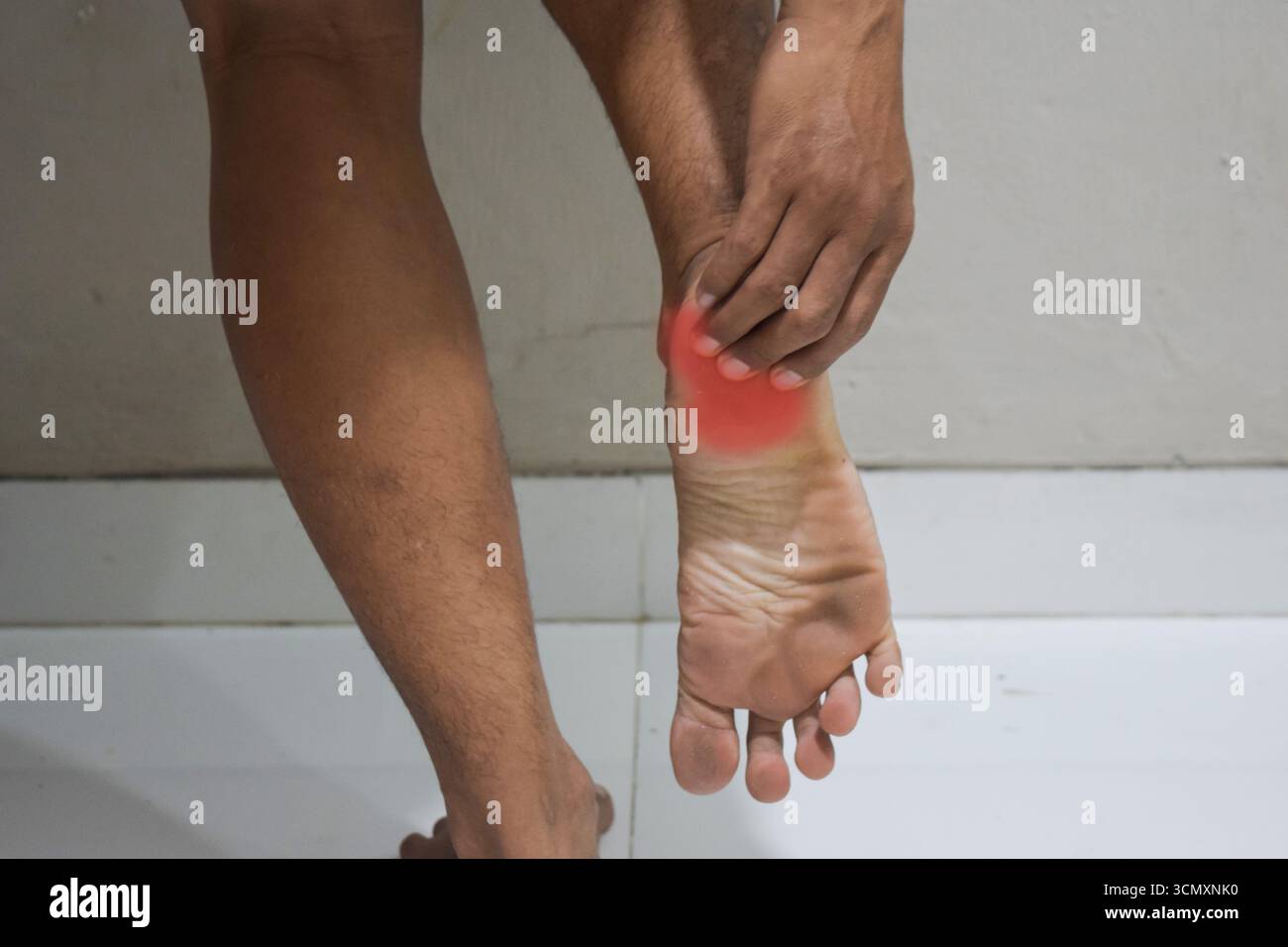 douleur dans le pied. Massage des pieds masculins. pédicures Banque D'Images