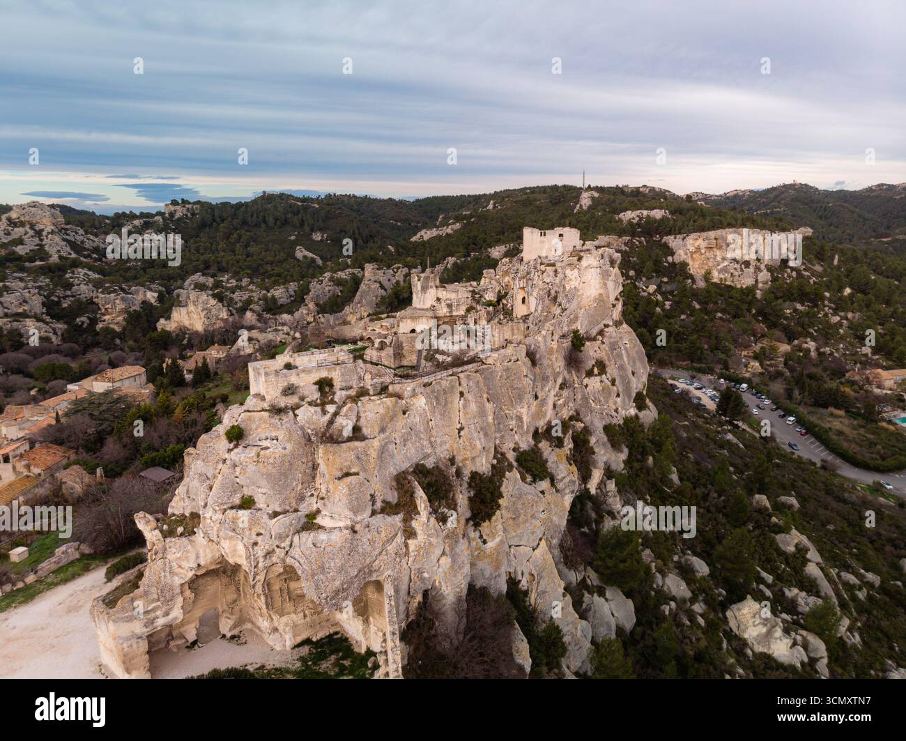 Gros plan aérien du château médiéval des Baux-de-Provence, France, mettant en valeur ses murs de pierre et sa structure fortifiée par le haut. Banque D'Images