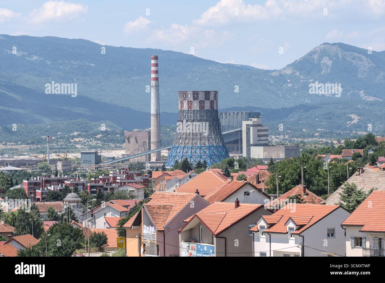 Bosnie-Herzégovine, Gacko, Centre de Gacko : mine de charbon et centrale électrique de Gacko ('Rudnik i Termoelektrana Gacko (rite)') Banque D'Images