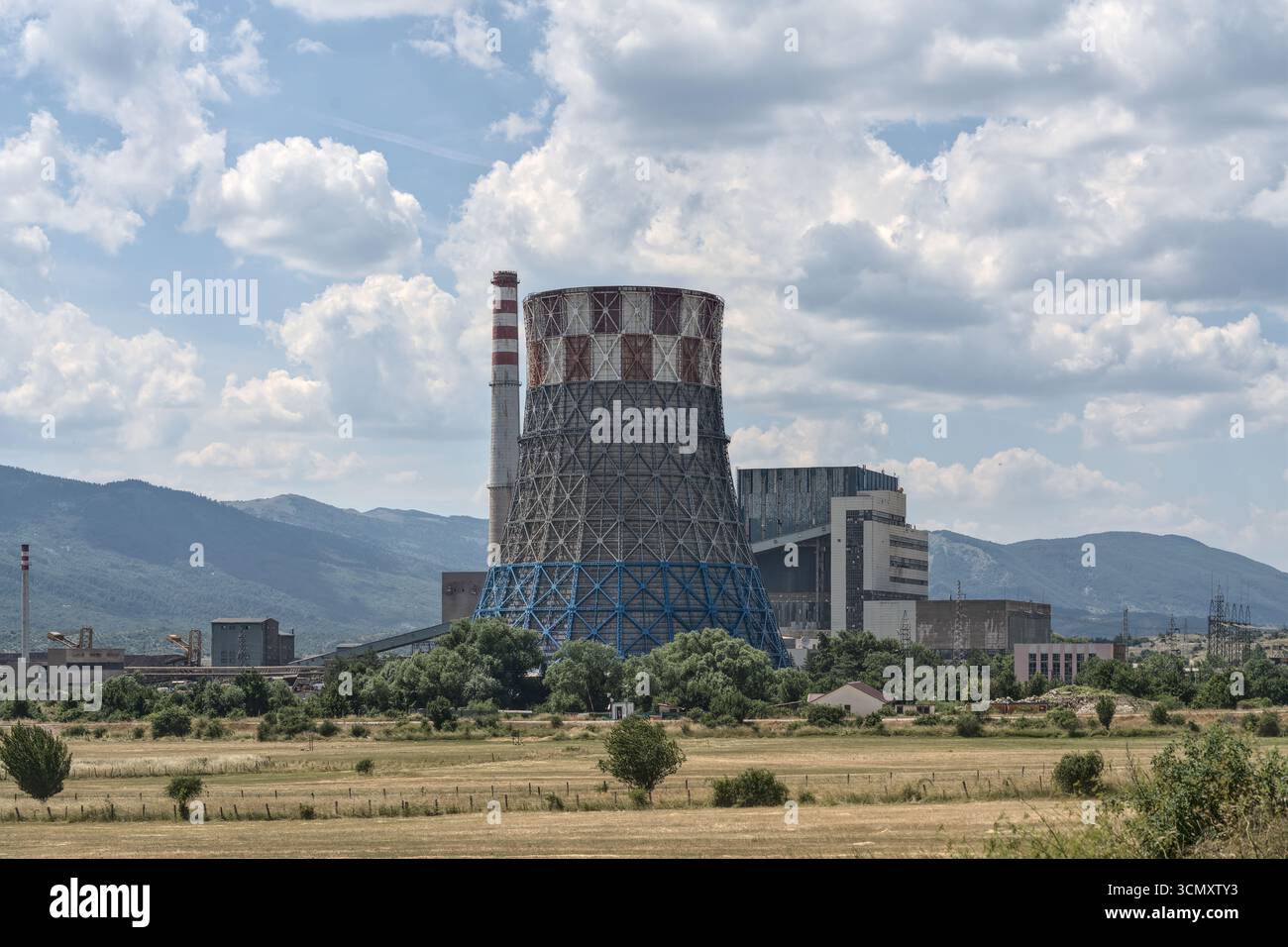 Bosnie-Herzégovine, Gacko, Centre de Gacko : mine de charbon et centrale électrique de Gacko ('Rudnik i Termoelektrana Gacko (rite)') Banque D'Images