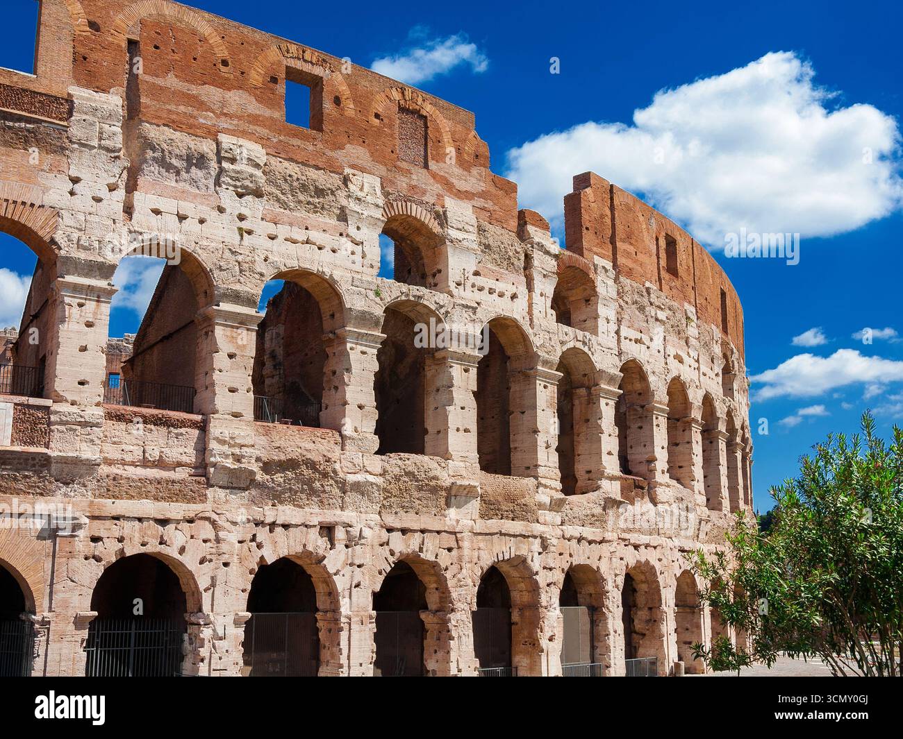 Arcades monumentales Colisée dans le centre de Rome Banque D'Images