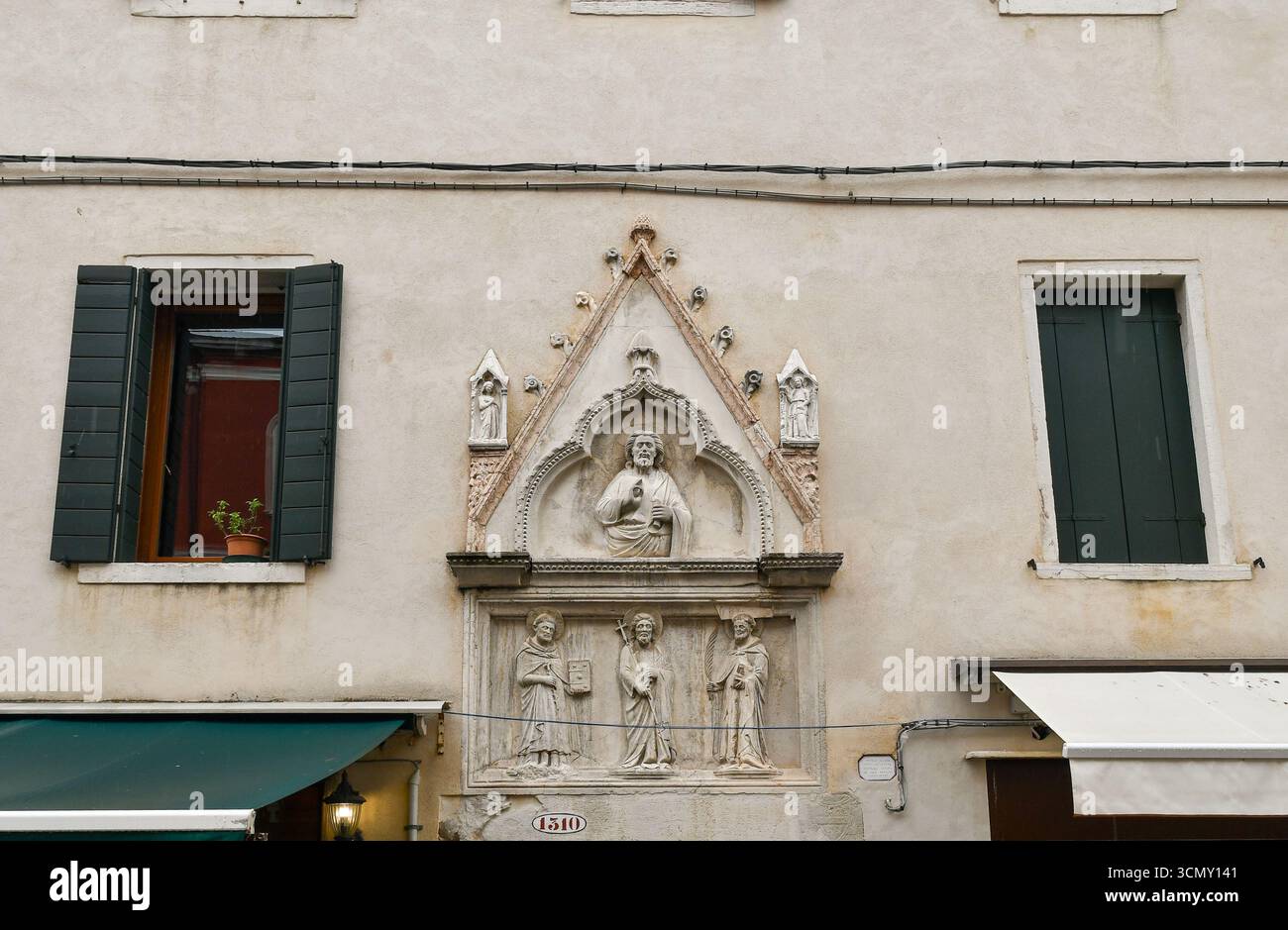 Portail gothique de l'ancien Ospizio di San Domenico, ou delle Pute, fondé au XIVe siècle, surplombant la via Garibaldi, Castello, Venise, Italie Banque D'Images