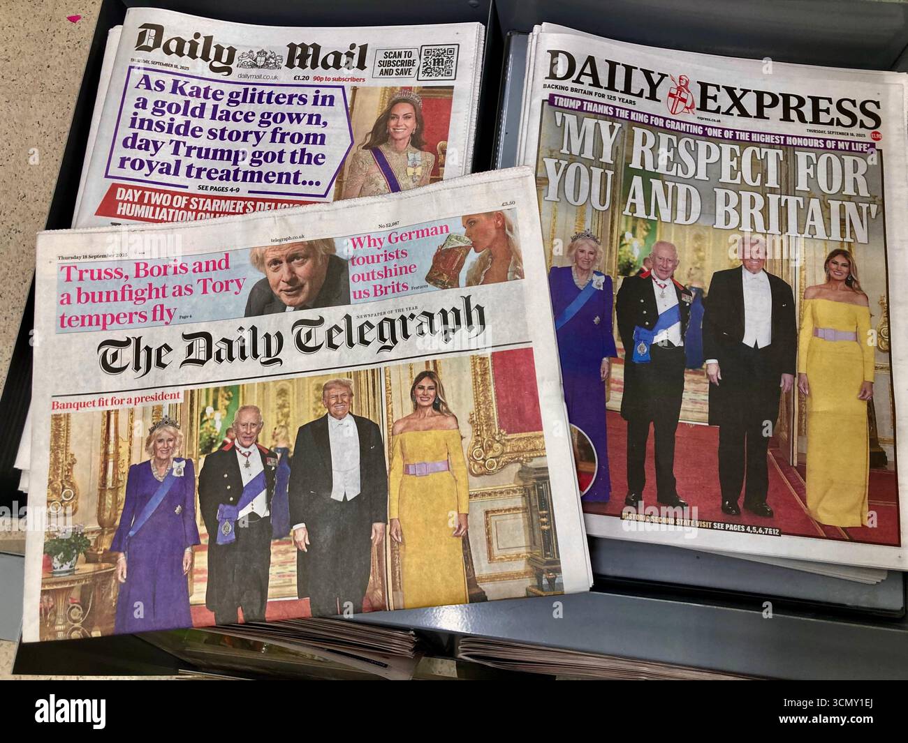 Photo de couverture de la deuxième visite d'État britannique de Trump , organisée par le roi Charles III , qui a dominé la page d'accueil des journaux britanniques Banque D'Images