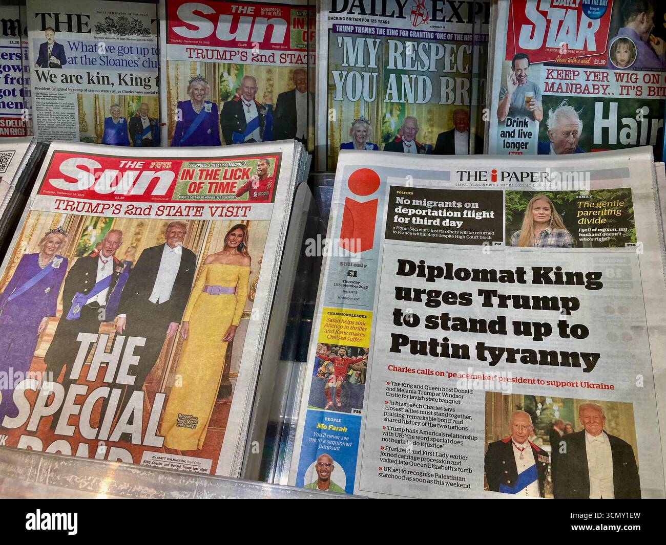 Photo de couverture de la deuxième visite d'État britannique de Trump , organisée par le roi Charles III , qui a dominé la page d'accueil des journaux britanniques Banque D'Images