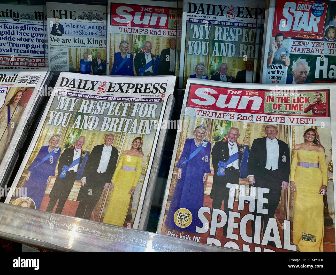 Photo de couverture de la deuxième visite d'État britannique de Trump , organisée par le roi Charles III , qui a dominé la page d'accueil des journaux britanniques Banque D'Images