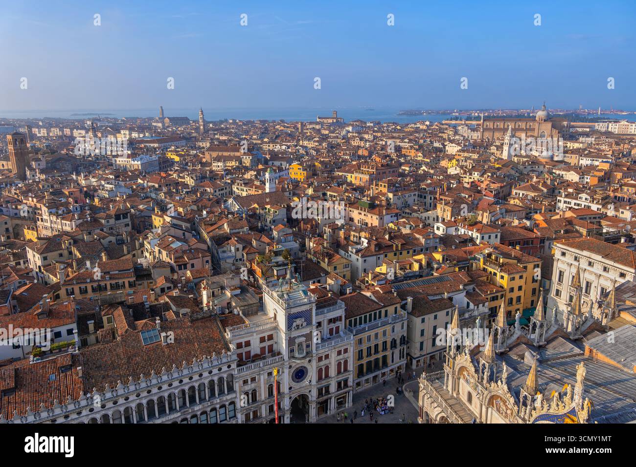 Ville de Venise paysage urbain en Italie avec la Tour de l'horloge de Venise au fond, San Marco et Castello quartiers. Banque D'Images