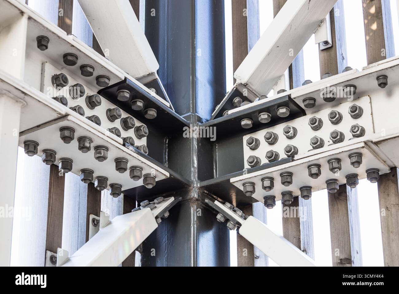 Joint de poutre en acier boulonné et plaques de gousset Banque D'Images